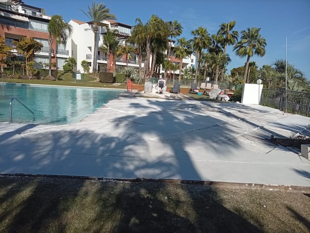 Ejecución y acabado del nuevo andén · Estepona