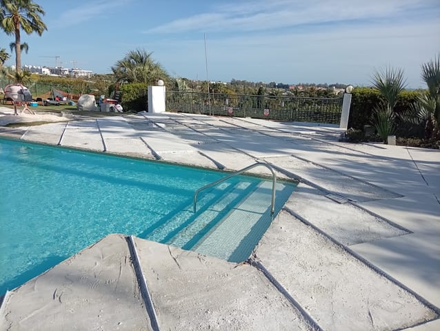 Ejecución y acabado del nuevo andén · Estepona