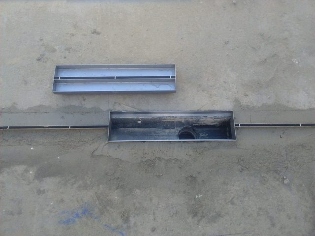 Ejemplo de canaleta oculta en coronación de piscina