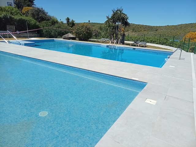 Reforma y mejoras en piscina comunitaria · Manilva