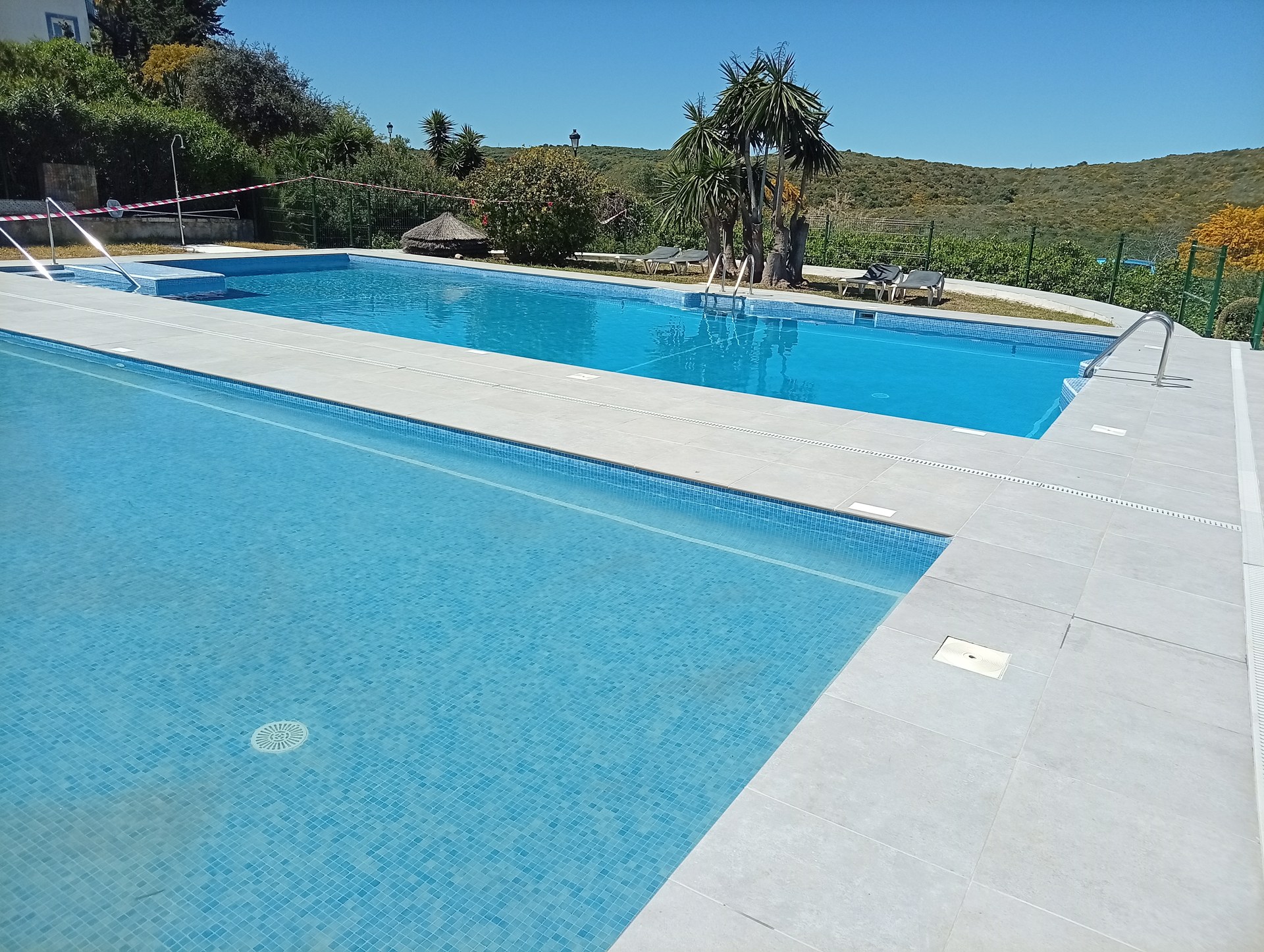 Piscinas comunitarias y accesos