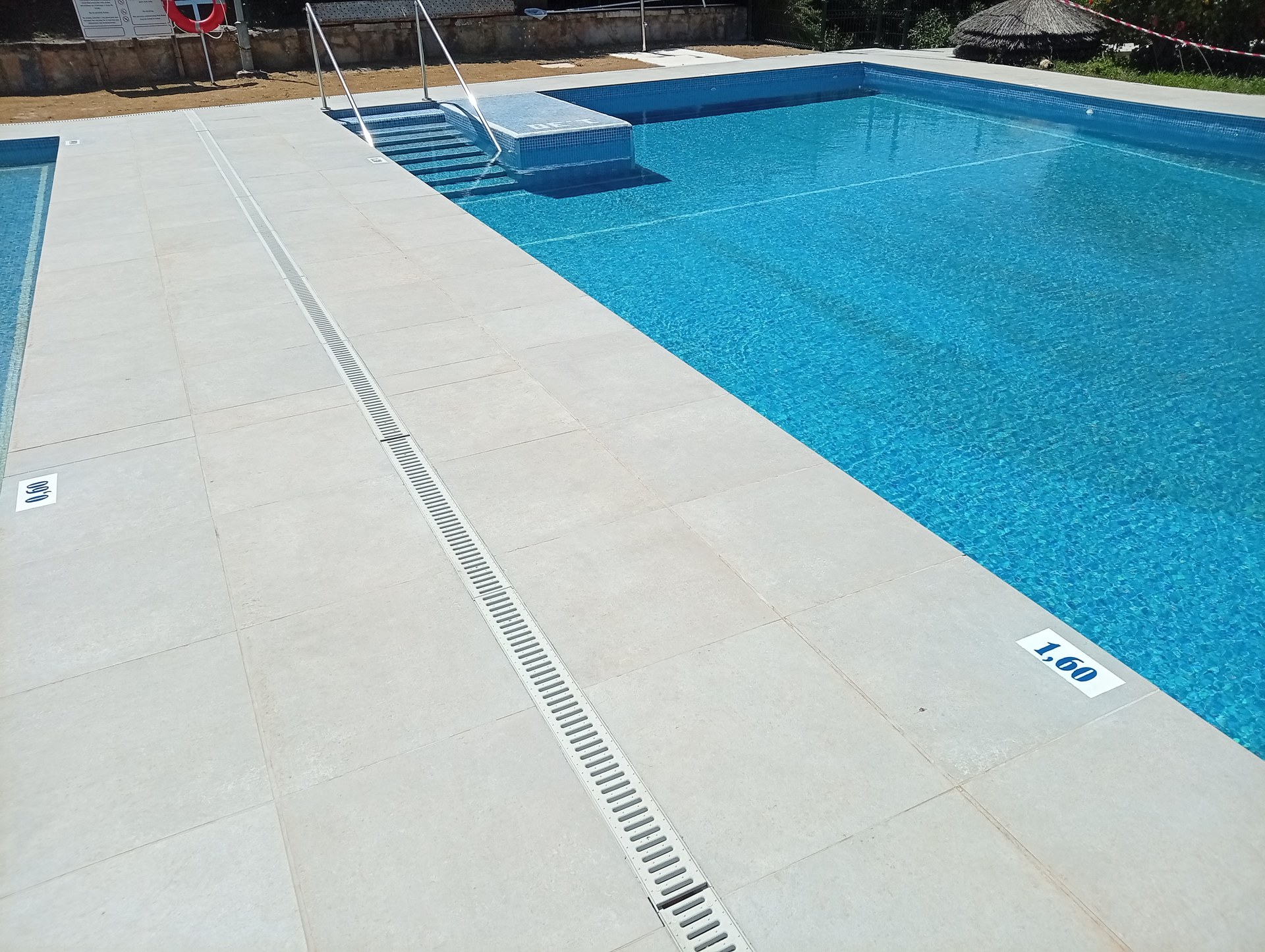 Pavimento y coronación junto a la piscina