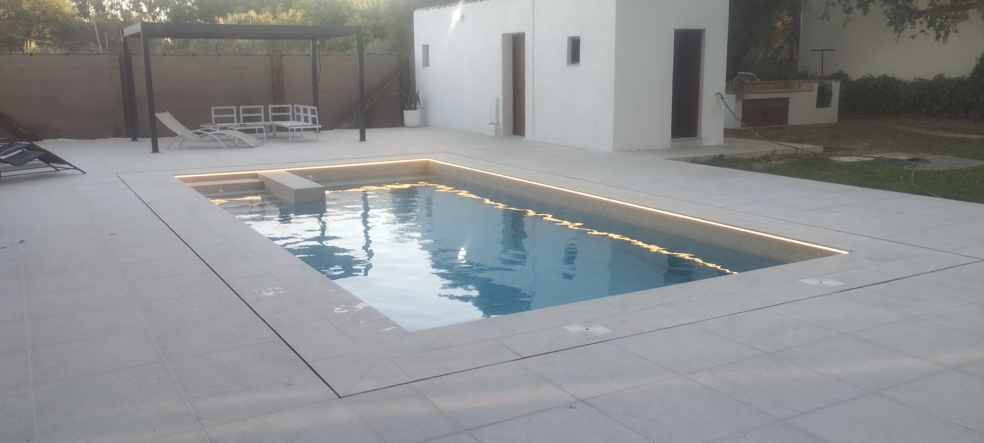 Líneas rectas e iluminación perimetral