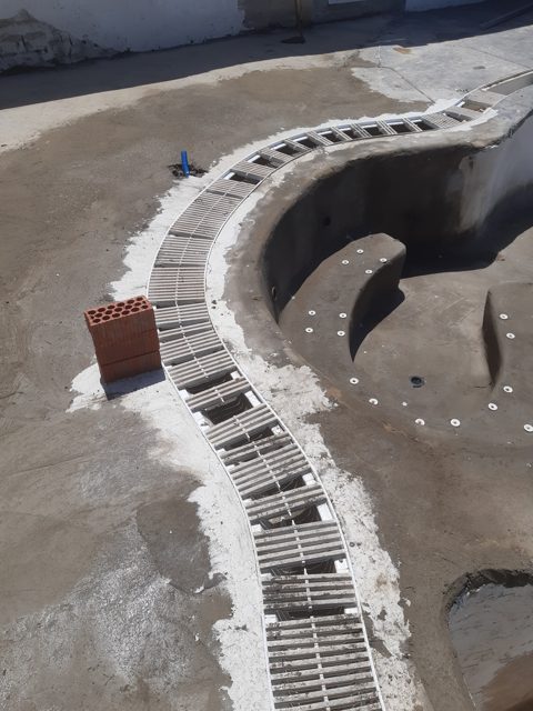 Reforma de piscina con revestimiento de cuarzo y conversión de skimmer a desbordante · Santa Margarita, La Línea de la Concepción