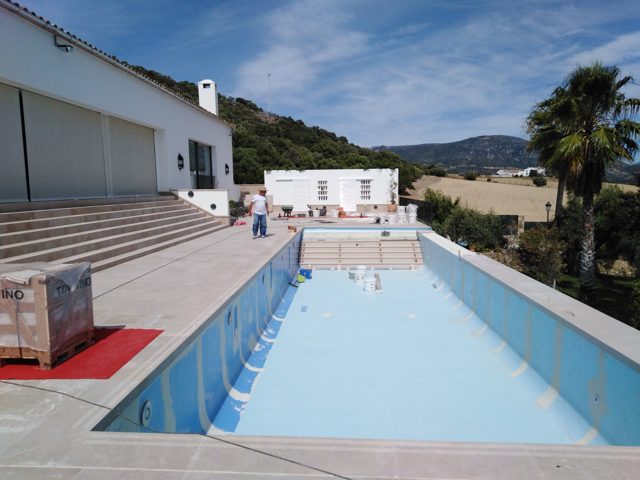 Revestimiento de piscina con gresite de gran formato · Olvera