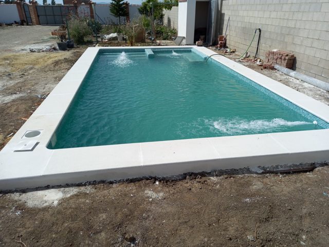 Piscina de 8 × 4 m con revestimiento de gresite — Juan Candil · Arcos de la Frontera