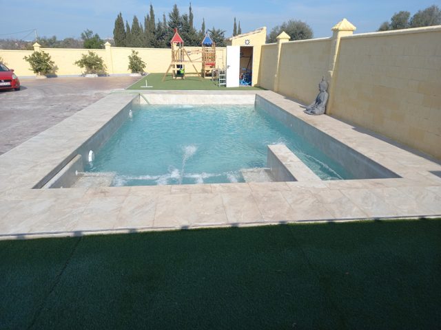 Piscina de 10 × 5 m con revestimiento de porcelánico especial para piscina y andén perimetral · Arcos de la Frontera