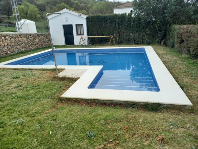 Piscina con revestimiento de gresite y entrada lateral · Ubrique