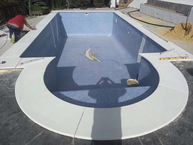 Sustitución de piedra de coronación de piscina · Ubrique