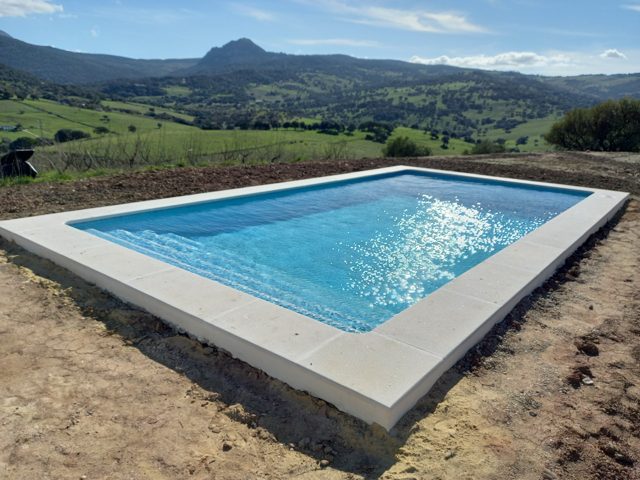 Piscina de 10 × 5 m con revestimiento de gresite · Ubrique