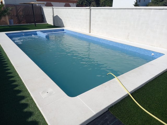 Piscina de 8 × 4 m con jacuzzi y revestimiento de gresite · El Palmar, Cádiz