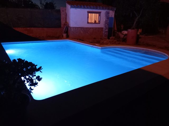 Piscina de 5 × 4 m con entrada lateral y revestimiento de gresite · Junta de los Ríos, Arcos de la Frontera