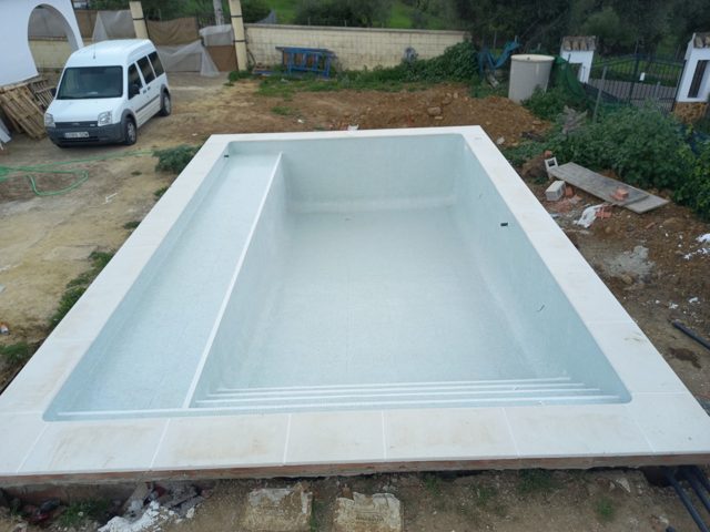 Piscina de 10 × 5 m con revestimiento de gresite y solárium de 10 × 1,5 m · Ubrique