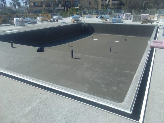 Ejemplo de rejilla oculta en coronación de piscina