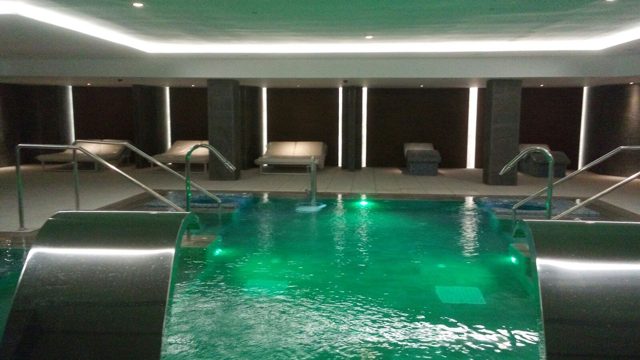 Piscina de hotel con revestimiento de gresite · Mallorca