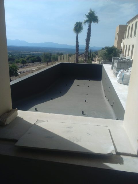 Revestimiento de piscina con gresite de gran formato · Olvera
