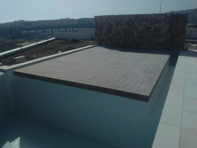 Piscina infinity con isla y revestimiento de gresite · La Cala de Mijas