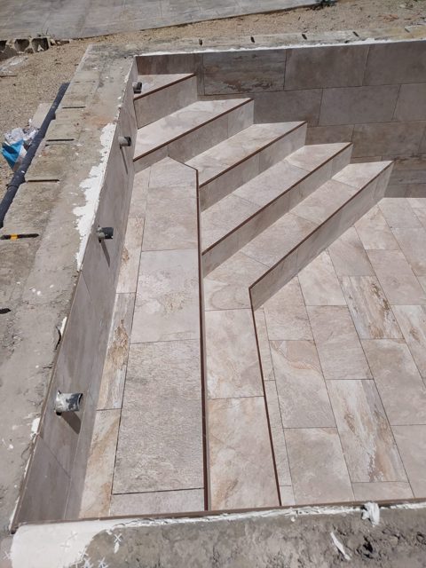 Revestimiento de piscina en material porcelánico · El Pinar, Arcos de la Frontera