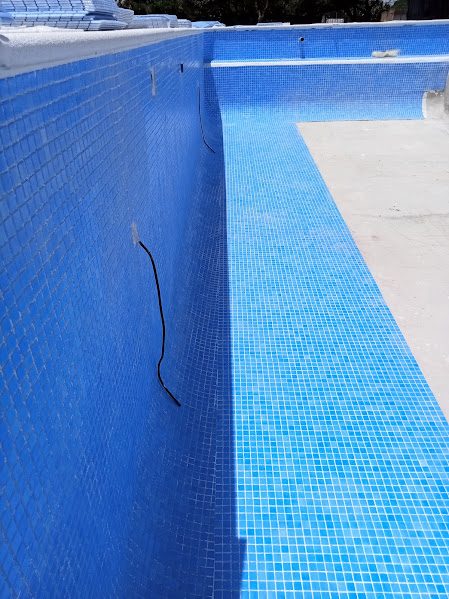 Reforma de piscina y andén con revestimiento de gresite · Puerto Real
