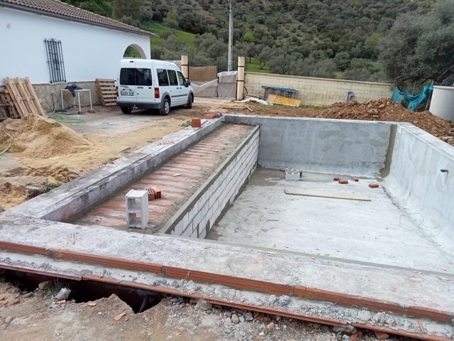 Piscina de 10 × 5 m con revestimiento de gresite y solárium de 10 × 1,5 m · Ubrique