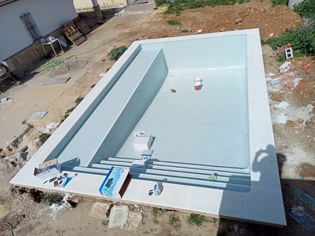 Piscina de 10 × 5 m con revestimiento de gresite y solárium de 10 × 1,5 m · Ubrique