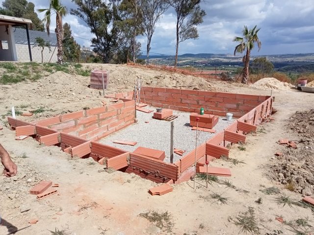 Piscina de 10 × 6 m con revestimiento de gres porcelánico integrado con el andén · Arcos de la Frontera
