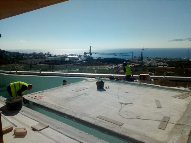 Piscina infinity con isla y revestimiento de gresite · La Cala de Mijas