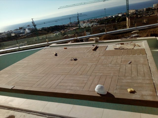Piscina infinity con isla y revestimiento de gresite · La Cala de Mijas