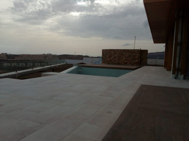Piscina infinity con isla y revestimiento de gresite · La Cala de Mijas