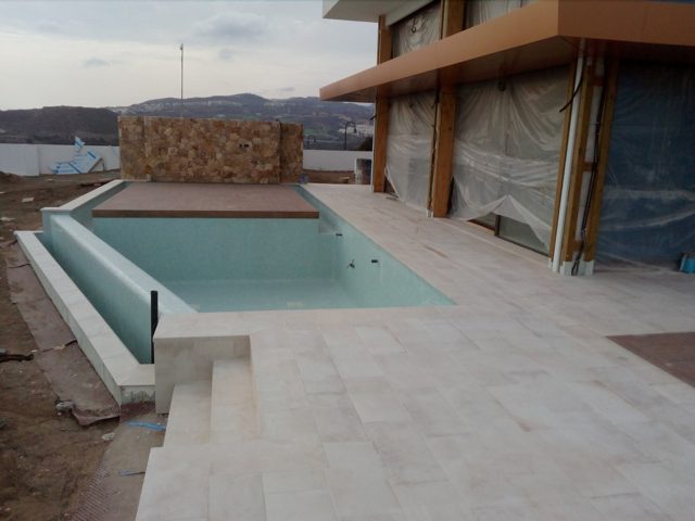 Piscina infinity con isla y revestimiento de gresite · La Cala de Mijas