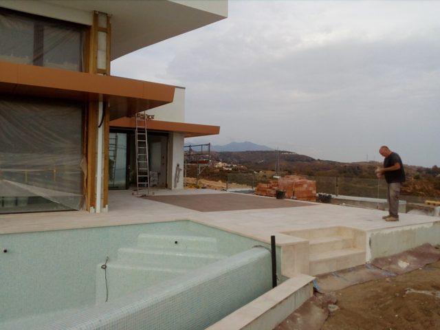 Piscina infinity con isla y revestimiento de gresite · La Cala de Mijas