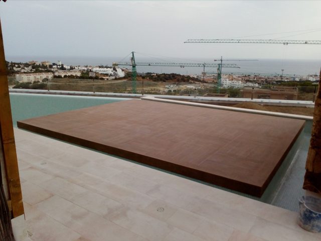 Piscina infinity con isla y revestimiento de gresite · La Cala de Mijas