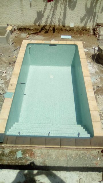 Piscina de apartahotel con revestimiento de gresite · Torremolinos