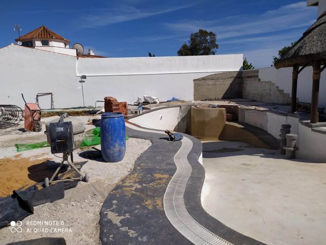 Rejilla desbordante adaptada al contorno curvo de la piscina · Santa Margarita, La Línea de la Concepción