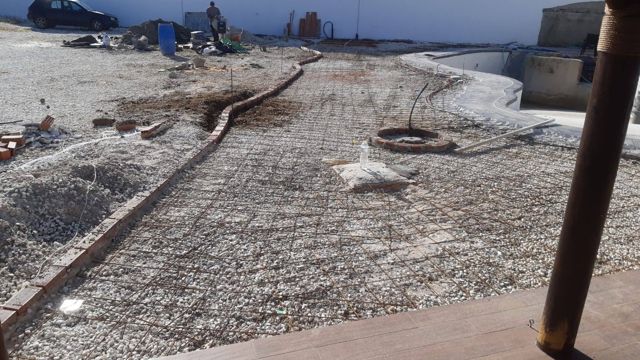 Preparación del andén exterior junto al borde desbordante · Santa Margarita, La Línea de la Concepción