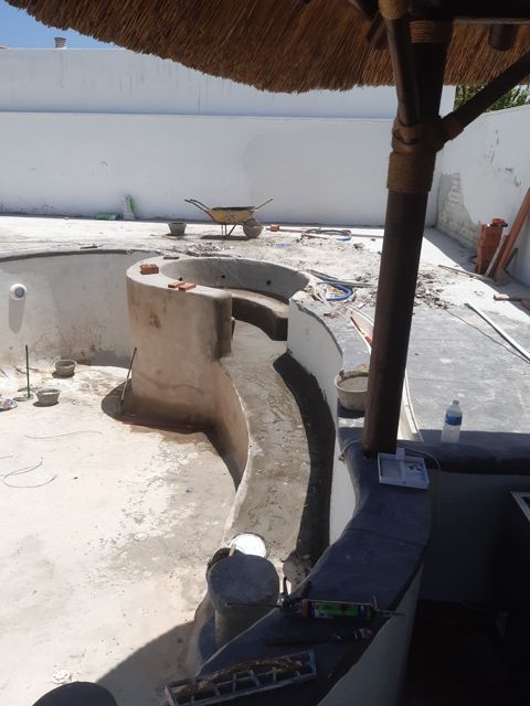 Trabajos en el vaso y en el borde curvo junto a la zona de hidromasaje · Santa Margarita, La Línea de la Concepción