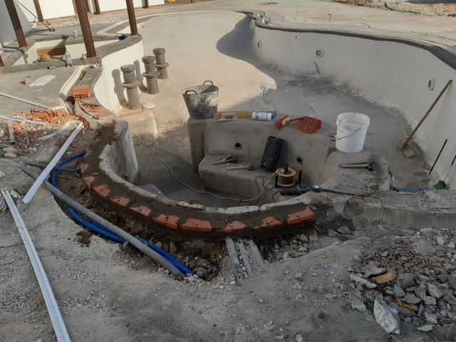 Ejecución del canal desbordante y conexiones junto al vaso · Santa Margarita, La Línea de la Concepción