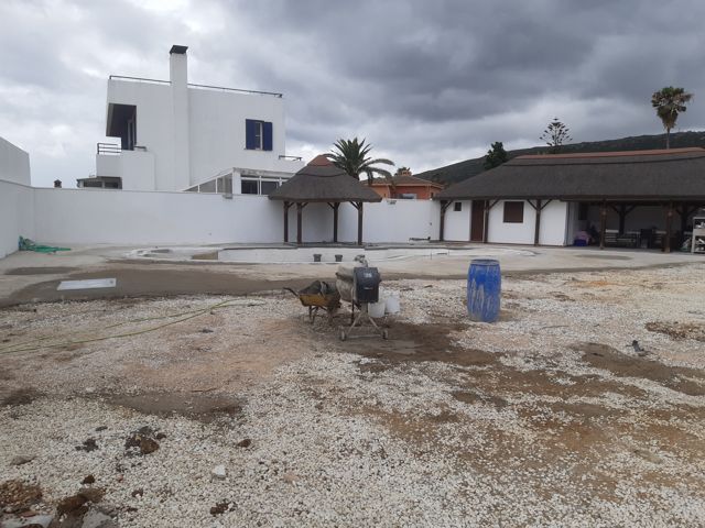 Vista general de la piscina y del andén durante la reforma · Santa Margarita, La Línea de la Concepción