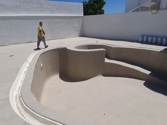 Detalle del vaso y de la zona de hidromasaje durante el acabado · Santa Margarita, La Línea de la Concepción
