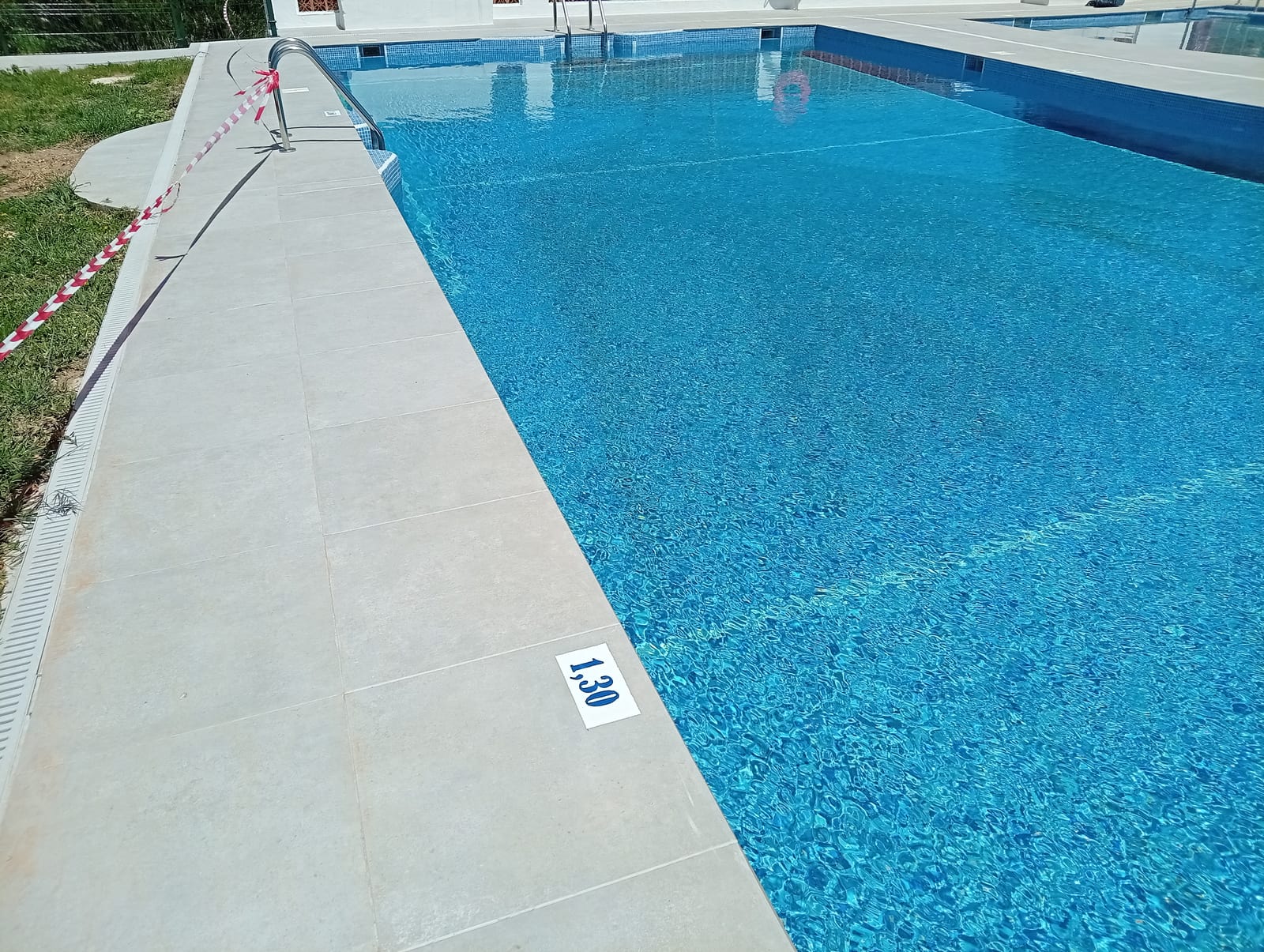 Vista con agua y pavimento renovado.