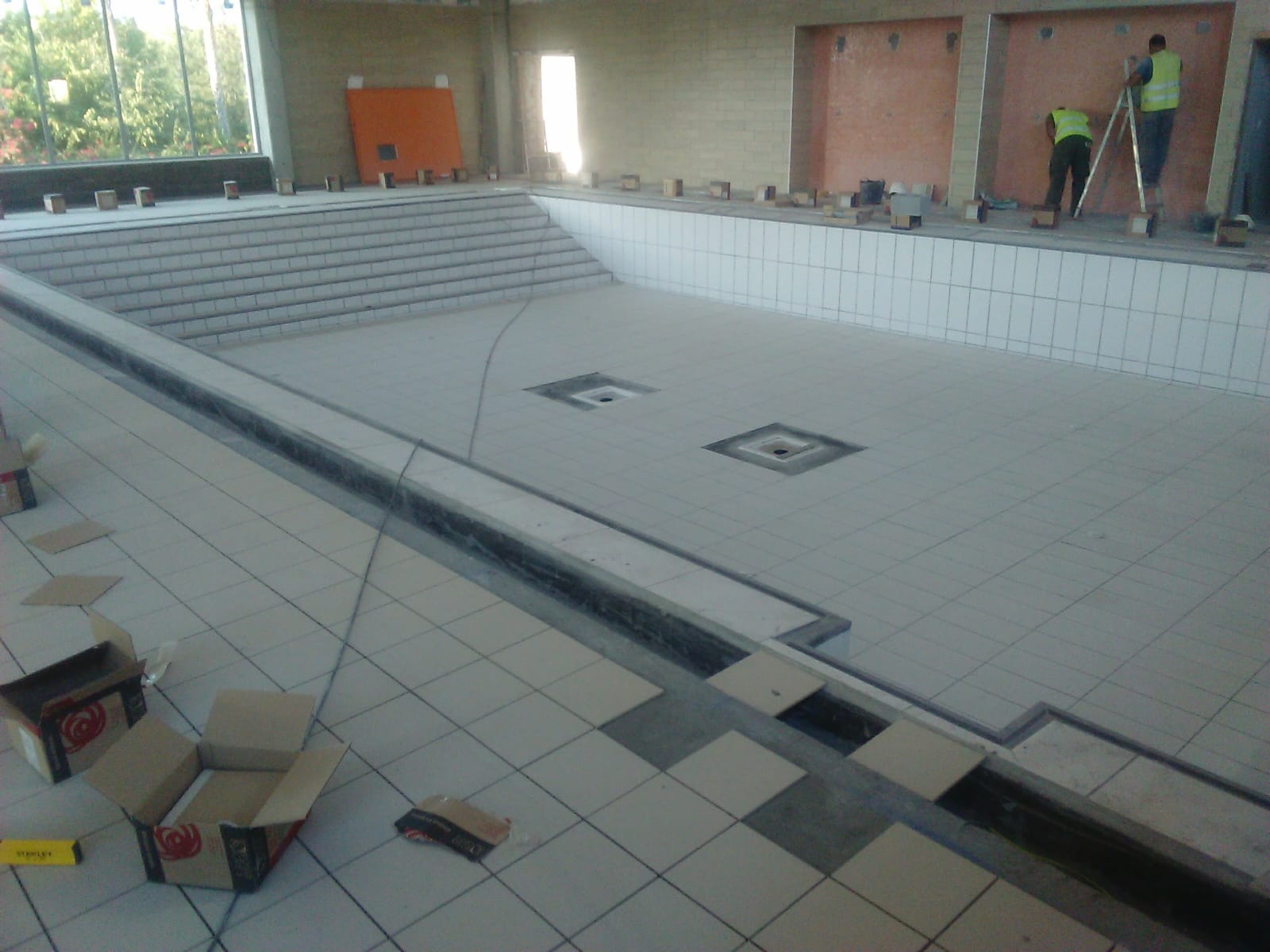 Vélez-Málaga · Revestimiento de una piscina interior durante los trabajos.