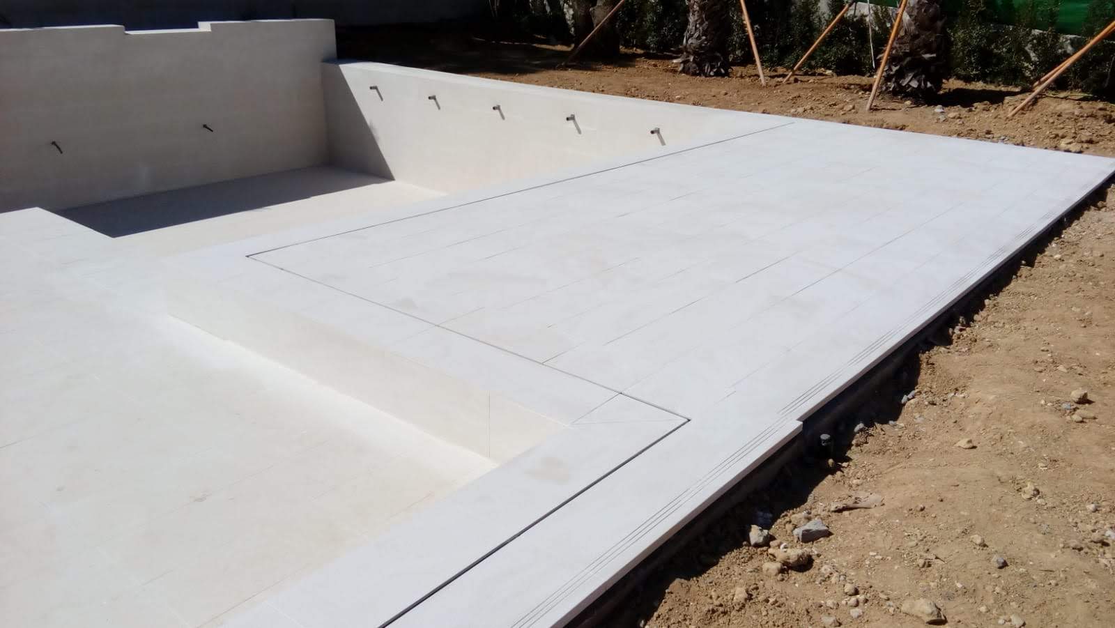 Sotogrande · Vista de la coronación y del vaso vacío, con el exterior en obra.