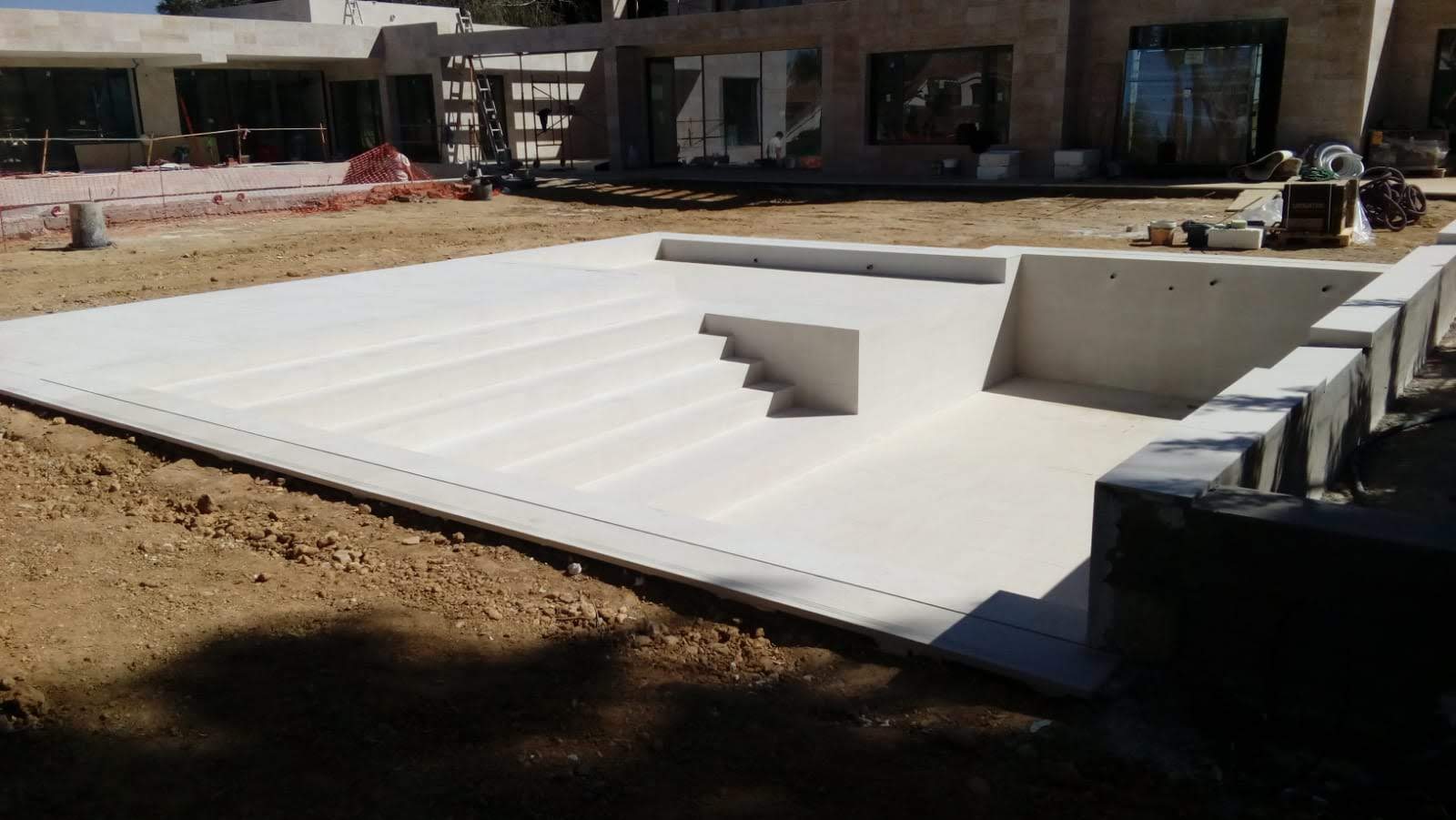 Sotogrande · Vista general de las escaleras y el vaso revestido; entorno en obra.